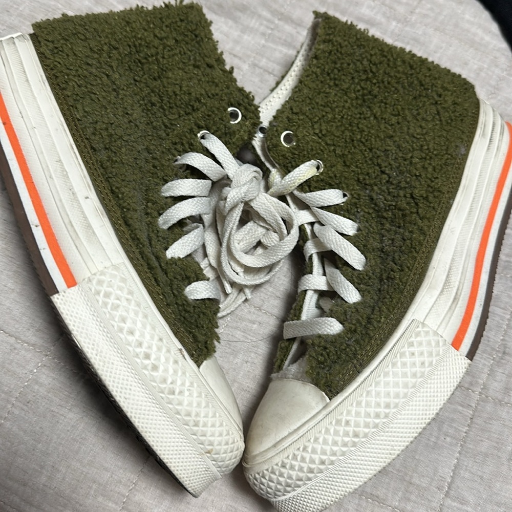 Converse - Picture 2 of 3